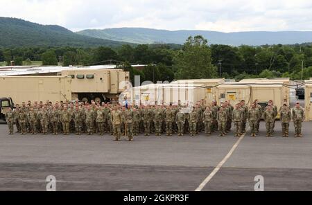 Environ 145 soldats d'entretien de l'aviation avec B Co., 248e Bataillon de soutien de l'aviation, 29e Brigade de l'aviation de combat, 29e Division d'infanterie, Iowa, Virginie, et West Virginia National Guards, ont perfectionné leurs compétences en réparant des hélicoptères à l'aérodrome de l'armée de Muir le 1-15 juin à fort Indiantown Gap. Banque D'Images