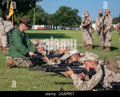 Sgt. Chase R. Day, avec le bataillon des armes et de l'entraînement sur le terrain, ajuste le harnais d'une recrue pendant la semaine de l'herbe sur le corps des Marines Recruit Depot Parris Island, S.C., 15 juin 2021. Le jour est de Columbus, Géorgie Banque D'Images