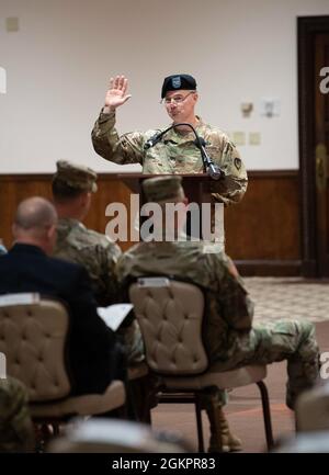 Le colonel John 'Wess' Hankins dit adieu à fort Jackson lors d'une cérémonie de passation de commandement le 15 juin au Victory Hall en poste. Hankins a reliquat le commandement de la garnison de fort Jackson au colonel Ryan Hanson lors de la cérémonie. Banque D'Images