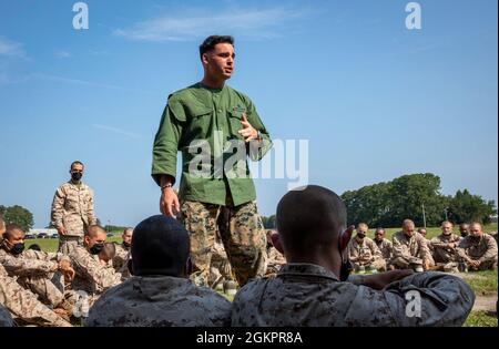 Sgt. Chase R. Day, avec le bataillon d'armes et d'entraînement sur le terrain, donne une classe pendant la semaine de l'herbe sur le corps de Marine recent Depot Pariris Island, S.C., 15 juin 2021. Le jour est de Columbus, Géorgie Banque D'Images