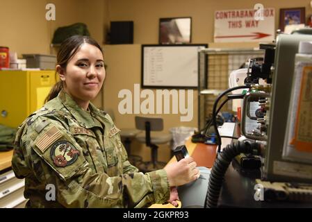 Airman de 1re classe Kylie Schiermeyer, technicien en équipement de vol de l'aéronef du 161e Escadron de soutien aux opérations, se tient à un poste d'inspection des casques de vol à la base de la Garde nationale de Goldwater Air, en Arizona, le 15 juin 2021. Une tâche importante pour les techniciens AFE est de s'assurer que l'équipement de l'équipage est toujours prêt à l'emploi. Banque D'Images