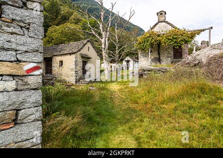 Sur le chemin avec le guide de randonnée Luca Goldhorn dans le site classé au patrimoine mondial de l'UNESCO de la vallée de Maggia.Les colonies seules sont encore habitées, Circolo della Maggia, Suisse Banque D'Images