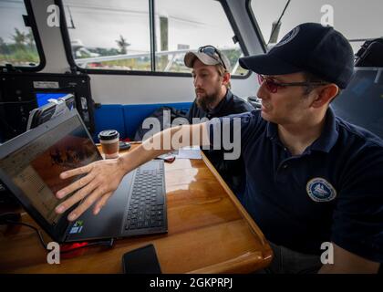 Le Dr Alexis Catsambis (à droite), un archéologue sous-marin du Commandement de l'histoire et du patrimoine de la marine (NHHC), et Joseph Grinnan, un archéologue maritime affecté à LA RECHERCHE, examinent une image sonar de l'épave présumée de l'USS Nina lors d'une mission à bord de l'Université du Delaware Banque D'Images