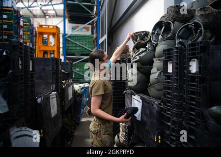 U.S. Air Force Airman 1re classe Christy Riddell, 86e Escadron de préparation logistique compagnon d'équipement de protection individuel, fait l'inventaire de l'équipement de protection à la base aérienne de Ramstein, en Allemagne, le 15 juin 2021. Les aviateurs IPE sont responsables de l'entretien de l'équipement utilisé pour protéger les aviateurs des matières chimiques, biologiques, radiologiques, nucléaires et explosives. Banque D'Images