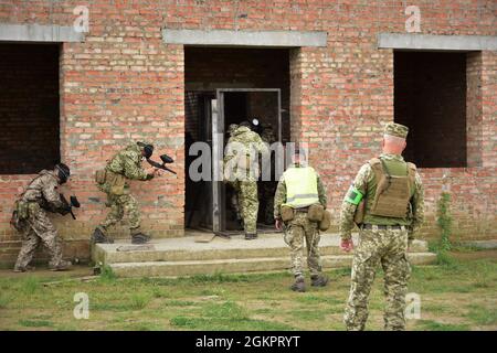 Des soldats ukrainiens affectés au 95e train de la Brigade d'assaut aérienne pour mener des opérations militaires en terrain urbain au Centre d'entraînement au combat du Centre international de maintien de la paix et de sécurité près de Yavoriv (Ukraine) le 15 juin 2021. Banque D'Images