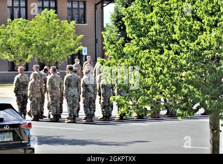 Les élèves du cours de base de leader 005-21 tiennent une formation pendant les opérations de classe le 15 juin 2021 à fort McCoy, Wisconsin. L'Académie NCO a été activée à fort McCoy en 1988. L'académie est l'une des plus grandes organisations locataires de l'installation offrant une formation institutionnelle avec plus de 1,800 étudiants participant chaque année au cours d'officier non commandé du personnel de combat et au BLC. Banque D'Images