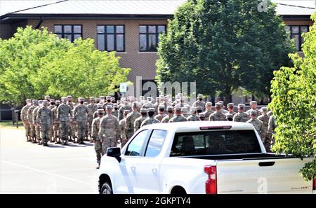 Les élèves du cours de base de leader 005-21 tiennent une formation pendant les opérations de classe le 15 juin 2021 à fort McCoy, Wisconsin. L'Académie NCO a été activée à fort McCoy en 1988. L'académie est l'une des plus grandes organisations locataires de l'installation offrant une formation institutionnelle avec plus de 1,800 étudiants participant chaque année au cours d'officier non commandé du personnel de combat et au BLC. Banque D'Images