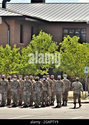 Les élèves du cours de base de leader 005-21 tiennent une formation pendant les opérations de classe le 15 juin 2021 à fort McCoy, Wisconsin. L'Académie NCO a été activée à fort McCoy en 1988. L'académie est l'une des plus grandes organisations locataires de l'installation offrant une formation institutionnelle avec plus de 1,800 étudiants participant chaque année au cours d'officier non commandé du personnel de combat et au BLC. Banque D'Images