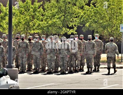 Les élèves du cours de base de leader 005-21 tiennent une formation pendant les opérations de classe le 15 juin 2021 à fort McCoy, Wisconsin. L'Académie NCO a été activée à fort McCoy en 1988. L'académie est l'une des plus grandes organisations locataires de l'installation offrant une formation institutionnelle avec plus de 1,800 étudiants participant chaque année au cours d'officier non commandé du personnel de combat et au BLC. Banque D'Images