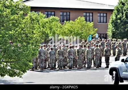 Les élèves du cours de base de leader 005-21 tiennent une formation pendant les opérations de classe le 15 juin 2021 à fort McCoy, Wisconsin. L'Académie NCO a été activée à fort McCoy en 1988. L'académie est l'une des plus grandes organisations locataires de l'installation offrant une formation institutionnelle avec plus de 1,800 étudiants participant chaque année au cours d'officier non commandé du personnel de combat et au BLC. Banque D'Images