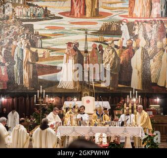 Messe de Noël à la basilique de l'Annonciation de Nazareth, Israël Banque D'Images