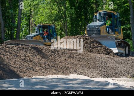 Un entrepreneur du U.S. Army corps of Engineers Buffalo District nettoie le sable de la plage au parc national de presque Isle à Erie, en Pennsylvanie, le 15 juin 2021. Le principal objectif du projet de nutrition du sable de l'île de presque Isle est de préserver la péninsule de l'île de presque Isle, qui forme le port d'Erie, et constitue un point de repère national en stabilisant le rivage et en maintenant les plages qui constituent une ressource économique importante pour la ville d'Érié. Banque D'Images