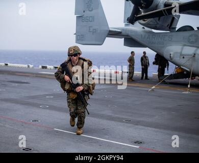 Une marine américaine avec chimique, biologique, radiologique, nucléaire (CBRN), 31e unité expéditionnaire (MEU), quitte une MV-22B Osprey au cours d'un exercice d'entraînement consistant en Marines pratiquant le temps de réponse après avoir reçu un appel à l'action sur le navire d'assaut amphibie USS America (LHA 6) dans la mer des Philippines, le 16 juin 2021. Marines avec le 31e MEU mènent régulièrement des exercices pour s'assurer que Marines sont prêts et prêts à répondre à n'importe laquelle des missions que le 31e MEU peut être tenu de mener. Le 31e MEU opère à bord de navires de l'America Ready Group dans la 7e zone d'opérations de la flotte à Abut Banque D'Images