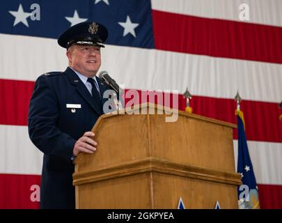 Le colonel de la US Air Force Jeffrey Schreiner, ancien commandant de la 509e Escadre de la bombe, remercie sa famille et les membres du 509e BW pour leur soutien et leur service durant la 509e cérémonie de changement de commandement de la BW, base aérienne de Whiteman, Missouri, le 16 juin 2021. Après deux ans de commandement et de direction de l'équipe Whiteman dans le cadre de la pandémie mondiale COVID-19, Schreiner est dirigé vers un nouveau poste de direction au sein du Commandement stratégique des États-Unis à la base aérienne d'Offutt, Nebraska. Banque D'Images