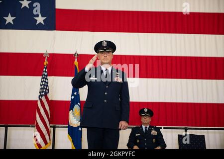 Daniel Diehl, commandant de la 509e Escadre de la bombe, le colonel de la US Air Force, rend son premier hommage à l'unité lors de la cérémonie de changement de commandement du 509e BW, base aérienne de Whiteman, Missouri, le 16 juin 2021. Au cours des derniers mois, Diehl s'est formé et qualifié dans le bombardier furtif et au cours des prochaines semaines, il rencontrera des représentants de chaque groupe de la base pour s'immerger dans les missions et la communauté de l'équipe Whiteman. Banque D'Images