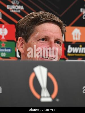 15 septembre 2021, Hessen, Francfort-sur-le-main: Football: Europa League, avant le match du groupe Eintracht Frankfurt vs Fenerbahce Istanbul au Deutsche Bank Park. Oliver Glasner, entraîneur-chef, parle lors de la conférence de presse d'Eintracht Frankfurt au stade. Photo: Arne Dedert/dpa Banque D'Images