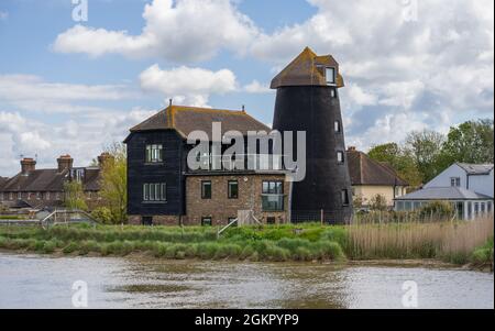 Ancienne tour historique classée South Marsh, moulin à vent reconverti converti en utilisation résidentielle par la rivière Arun à Arundel, West Sussex, Angleterre, Royaume-Uni. Banque D'Images