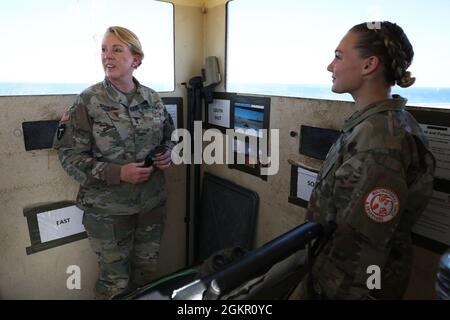 Le général adjutant du Texas, le général de division Tracy Norris, parle avec Weatherford, la CPS originaire du Texas. Sabrina Macy, membre de canon du 1er-33e Régiment d’artillerie de campagne, Garde nationale de l’Armée du Texas, lors d’une visite dans la péninsule du Sinaï de la République arabe d’Égypte le 16 juin 2021. Norris a visité les troupes actuellement déployées à l'appui de la Force multinationale et des observateurs, une force internationale de maintien de la paix qui supervise les termes du traité de paix entre l'Égypte et Israël. Banque D'Images