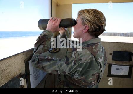 Le général Adjutant du Texas, le général de division Tracy Norris, observe la mer Rouge depuis une tour éloignée lors d’une visite dans la péninsule du Sinaï de la République arabe d’Égypte le 16 juin 2021. Norris a visité des soldats du 1er-33e Régiment d'artillerie de campagne, Garde nationale de l'Armée du Texas. Les troupes sont actuellement déployées à l'appui de la Force multinationale et des observateurs, une force internationale de maintien de la paix qui supervise les termes du traité de paix entre l'Égypte et Israël. Banque D'Images