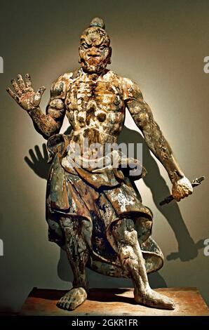 Statue de gardien de temple japonais Nio Ungyo en bois polychrome, XIVe siècle période de Kamakura. Sculpture d'un guerrier bouddhiste colérique au Rijksmuseum Amsterdam, Hollande. Garde du temple Niô Statue d'un garde du temple : Naraen kongo (Ungyo), bois avec restes de polychromie. Japon 1300 - env. 1400, 237cm × 146cm × 62cm, Japonais. Les gardes du temple se tiennent à l'entrée d'un temple pour arrêter le mal. Dans leur main, ils tiennent un vajra, avec lequel la sottise peut être écrasée. Les bouches ouvertes et fermées représentent a et un, le premier et dernier signe du Siddham. Banque D'Images