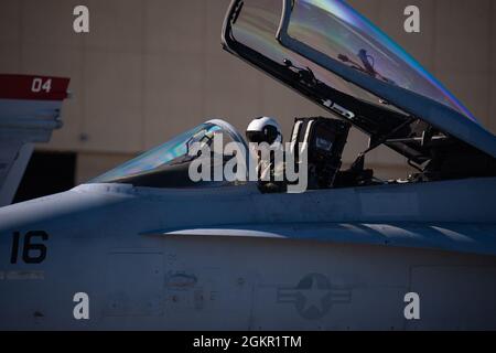 Le capitaine du corps des Marines des États-Unis, Tyler Millard, un pilote affecté à l'escadron d'attaque des chasseurs de la Marine 232, se prépare à quitter un Hornet F/A-18C de l'USMC à la base aérienne d'Andersen, à Guam, le 16 juin 2021. L'équipage de la VMFA 232 s'est rendu à Andersen dans le cadre du programme de relocalisation de la formation en aviation, qui vise à accroître la préparation opérationnelle, à améliorer l'interopérabilité et à répondre aux exigences en matière de formation Banque D'Images