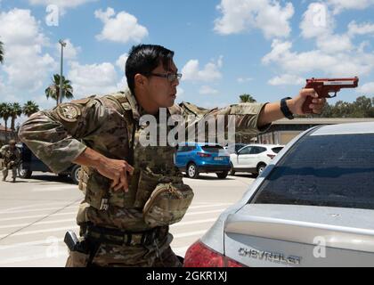 Le 1er lieutenant John Shaddrick, commandant de bord affecté au 39e Escadron des forces de sécurité, répond à une situation de tir actif lors d’un exercice d’entraînement à la base aérienne d’Incirlik, en Turquie, le 16 juin 2021. La 39e Escadre de la base aérienne effectue des exercices périodiques de préparation du personnel à diverses situations réelles. Banque D'Images