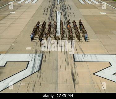 Des aviateurs du 43e Escadron de la base aérienne, Pope Army Airfield, en Caroline du Nord, posent pour une photo d'équipe le 16 juin 2021. Banque D'Images