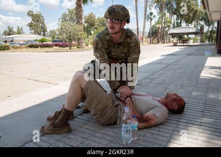 Sergent d'état-major Kyle Johnson, contrôleur d’entrée à l’exclusion affecté au 39e Escadron des forces de sécurité, exerce une pression sur une blessure simulée d’une victime lors d’un exercice de tir actif à la base aérienne d’Incirlik, en Turquie, le 16 juin 2021. La 39e Escadre de la base aérienne effectue des exercices périodiques de préparation du personnel à diverses situations réelles. Banque D'Images