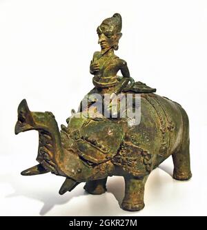 Récipients à eau, 1300 - 1500, bronze, 20,5 cm × 24,9 cm × 12,3 cm, conteneur à eau East Java Indonésie qui ont été utilisés pour verser de l'eau sur des personnages saints. À la carafe en forme d'éléphant, l'eau est versée à travers le tronc. , Indonésie, Banque D'Images