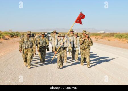 Les soldats affectés à la 319e Compagnie de soutien technique et au lieutenant-colonel Lisa Jaster, commandant du 980e Bataillon des ingénieurs, organisent une marche de 10 kilomètres à fort Bliss, Texas, le 16 juin 2021. La marche à la ruck a été l'événement culminant de l'entraînement au combat étendu et a donné aux membres du service l'occasion d'exposer la fierté et l'esprit de corps. Banque D'Images