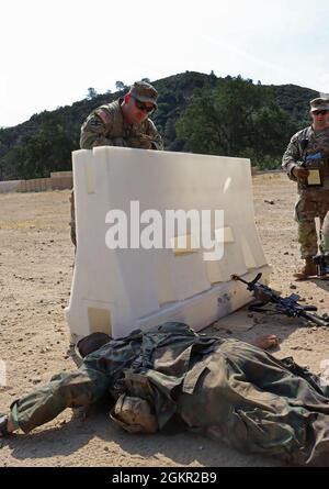 Armée américaine Indiana National Guardsman Sgt. Casey Little de 1ère classe, avec le groupe des opérations de la Garde nationale de l'armée Wolf, supervise les Guardmen nationaux de l'armée de Californie effectuer des procédures ennemies de recherche de prisonniers de guerre pendant une ligne de défense de zone le 16 juin 2020 pendant la capacité d'entraînement de combat exportable 21-01 à fort Hunter Liggett, Californie. ARNG-OGW a augmenté l'observateur, l'entraîneur et les entraîneurs à la 189e brigade d'entraînement d'armes combinées, première armée de l'Ouest, au cours de leur entraînement de partenariat avec la 79e équipe de combat de la brigade d'infanterie, la Garde nationale de l'armée de Californie. Les PTOM sont des experts hautement qualifiés bien vers Banque D'Images