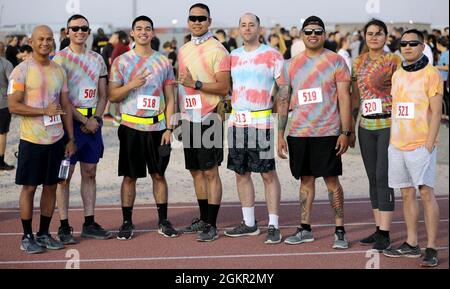 Les soldats de la Force opérationnelle Phoenix de la Compagnie de soutien du siège, 640e Bataillon de soutien de l'aviation, posent pour une photo avant la course/promenade de 5K « Colorful Run with a Purpose » au Camp Buehring, au Koweït. Banque D'Images