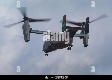 Une MV-22B Osprey avec le Marine Medium Tiltrotor Squadron 363 (renforcé), Marine Rotational Force - Darwin quitte l'aéroport de Gove à Nhulunbuy, NT, Australie, le 17 juin 2021. Marines a redéployé de Nhulunbuy à Darwin sur MV-22B Ospreys après la réussite de l'exercice Darrandarra. Darrandarra, signifiant « ensemble », démontre la capacité du corps des Marines à opérer avec les forces de défense australiennes, à renforcer les ambassades et à mener des opérations d’évacuation non combattantes en réponse aux crises et aux contingences dans la région Indo-Pacifique. Banque D'Images