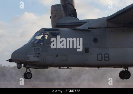 Une MV-22B Osprey avec Marine Rotational Force - Darwin quitte l'aéroport de Gove à Nhulunbuy, NT, Australie, le 17 juin 2021. Marines a redéployé de Nhulunbuy à Darwin sur MV-22B Ospreys après la réussite de l'exercice Darrandarra. Darrandarra, signifiant « ensemble », démontre la capacité du corps des Marines à opérer avec les forces de défense australiennes, à renforcer les ambassades et à mener des opérations d’évacuation non combattantes en réponse aux crises et aux contingences dans la région Indo-Pacifique. Banque D'Images