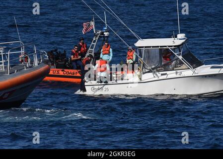 Équipages de la station de la Garde côtière Wachatreague et de la garde côtière Angela McShan en eau un bateau handicapé à 32 miles au large de Wachaprague, Virginie, le 17 juin 2021. Le navire a été remorqué jusqu'à la rive pendant six heures. Banque D'Images