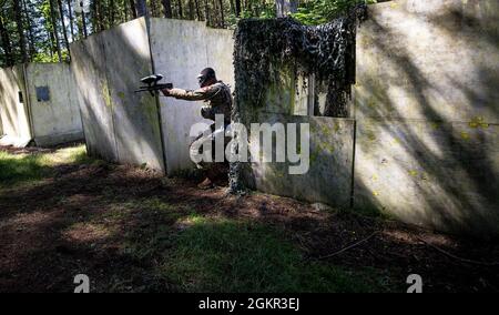 Sgt. Phadria Burnett, du centre médical de l’armée de Madigan, couvre ses coéquipiers pendant qu’ils préparent une victime pour l’évacuation lors du défi de paintball du Concours du meilleur leader du Commandement régional de la santé du Pacifique le jeudi 17 juin 2021 à la base conjointe Lewis-McChord. Le concours du meilleur leader fait la promotion de l'esprit de corps dans l'ensemble de l'Armée de terre, tout en reconnaissant les soldats qui démontrent les valeurs de l'Armée de terre et incarnent l'Ethos guerrier. La compétition reconnaît les soldats qui possèdent de superbes compétences militaires et de communication, une connaissance approfondie des sujets militaires et la capacité de pe Banque D'Images