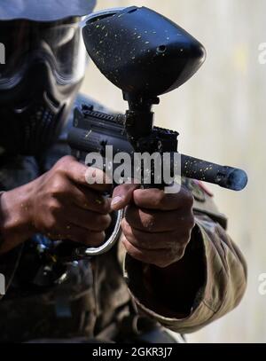 Les concurrents ont été confrontés à un défi de paintball dans lequel ils ont dû chercher une victime alors qu'ils étaient confrontés à un incendie de force opposée lors du concours du meilleur leader du Commandement régional de la santé du Pacifique le jeudi 17 juin 2021 à la base commune Lewis-McChord. Le concours du meilleur leader fait la promotion de l'esprit de corps dans l'ensemble de l'Armée de terre, tout en reconnaissant les soldats qui démontrent les valeurs de l'Armée de terre et incarnent l'Ethos guerrier. La compétition reconnaît les soldats qui possèdent de superbes compétences militaires en matière de roulement et de communication, une connaissance approfondie des sujets militaires et la capacité d'exécuter le skil soldat et guerrier Banque D'Images