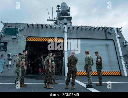 OKINAWA, Japon (17 juin 2021) le chef de la lutte contre le feu Michael Gentry, à droite, de Sedalia, Mo., explique les capacités du lanceur de missiles à cellule mobile (RAM) aux membres du 3e Bataillon de reconnaissance lors d’une visite à bord du navire de combat littoral variant selon l’indépendance USS Tulsa (LCS 16). Tulsa, qui fait partie de l'escadron Destroyer Seven, est en cours de déploiement rotatif dans la zone d'opérations de la 7e flotte américaine afin d'améliorer l'interopérabilité avec ses partenaires et de servir de force de réaction prête à l'emploi pour soutenir une région Indo-Pacifique libre et ouverte. Banque D'Images