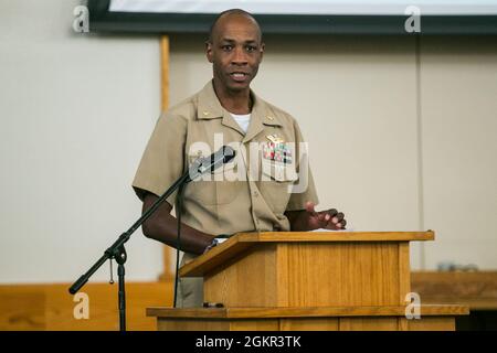 Cmdr. Lt. Marine américaine Ellis Banks, officier responsable de l'élément de soutien des services de santé du 3d Marine Logistics Group, prend la parole lors de la 123e cérémonie d'anniversaire du Corpsman de l'hôpital de la Marine à Camp Kinser, Okinawa, Japon, le 17 juin 2021. Créé en 1898 pendant la guerre hispano-américaine, le corps de l'hôpital naval américain reste le plus polyvalent et décoré de n'importe quelle notation dans la Marine avec 39 classifications différentes de la Marine, 23 médailles d'honneur du Congrès, 179 croix de marine, 959 étoiles d'argent, et plus de 1,600 étoiles de bronze. Les chasseurs de la Force maritime de la flotte fournissent aux unités du corps des Marines la capacité de med Banque D'Images