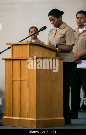 Un responsable de l'hôpital de la Marine Force de la flotte américaine, membre du combat Logistics Regiment 37, 3d Marine Logistics Group, lit une lettre du maître maître maître maître en chef de la Marine lors de la 123e cérémonie d'anniversaire du Corpsman de l'hôpital de la Marine à Camp Kinser, Okinawa, Japon, le 17 juin 2021. Créé en 1898 pendant la guerre hispano-américaine, le corps de l'hôpital naval américain reste le plus polyvalent et décoré de n'importe quelle notation dans la Marine avec 39 classifications différentes de la Marine, 23 médailles d'honneur du Congrès, 179 croix de marine, 959 étoiles d'argent, et plus de 1,600 étoiles de bronze. Flotte Marine Force Corp Banque D'Images