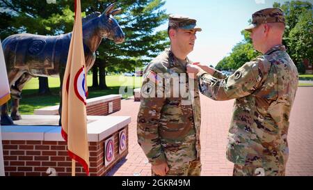 Le colonel Joseph Kurz, chef d'état-major, 1er Commandement du soutien du théâtre, épingle la Médaille du service méritoire du Maj. Adam Kama, juge-avocat adjoint, 1er TSC, le 17 juin 2020 à fort KNOX, Kentucky. L'attention portée au détail, le dévouement au devoir et la détermination de Kama ont joué un rôle déterminant dans le succès de la mission du commandement. Banque D'Images