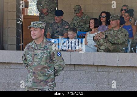 Lieutenant-colonel Kelly M. McCay, quartier général sortant, Bataillon du quartier général, 3e division d'infanterie, commandant, Se tient devant la famille, les amis et les collègues lors d'une cérémonie de passation de commandement, le 17 juin 2021, à fort Stewart, en Géorgie. Après deux ans à la tête du bataillon de la Légion, McCay a abandonné le commandement du lieutenant-colonel Kelly L. Markin, au nouveau sergent dévoué de fort Stewart. 1er classe Alwyn C. Cashe Garden. Banque D'Images