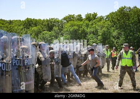 Les membres des forces de sécurité de la US Air Force portant des vêtements civils agissent comme manifestants dans un exercice de contrôle des foules qui mène à des arrestations simulées effectuées par les organismes civils d'application de la loi pendant la PATRIOT 21 le 17 juin 2021 à fort McCoy, Wisconsin. PATRIOT 21 est un exercice de formation conçu pour que les militaires travaillent aux côtés de la gestion civile des urgences et des premiers intervenants de la même manière qu'ils le feraient en cas de catastrophe naturelle, de sorte que dans le cas d'une catastrophe réelle, toutes les agences puissent maximiser leurs efforts d'intervention, fournir les ressources nécessaires aux collectivités touchées et économiser davantage Banque D'Images