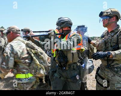 Les membres des forces de sécurité de la US Air Force portant des vêtements civils agissent comme manifestants dans un exercice de contrôle des foules qui mène à des arrestations simulées effectuées par les organismes civils d'application de la loi pendant la PATRIOT 21 le 17 juin 2021 à fort McCoy, Wisconsin. PATRIOT 21 est un exercice de formation conçu pour que les militaires travaillent aux côtés de la gestion civile des urgences et des premiers intervenants de la même manière qu'ils le feraient en cas de catastrophe naturelle, de sorte que dans le cas d'une catastrophe réelle, toutes les agences puissent maximiser leurs efforts d'intervention, fournir les ressources nécessaires aux collectivités touchées et économiser davantage Banque D'Images