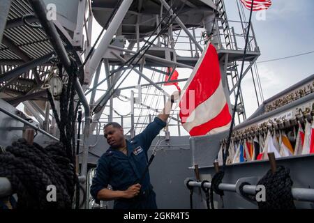 210617-N-JW440-1455 MER DE CHINE DU SUD (17 juin 2021) le Quartermaster de 1re classe Christopher Blandford, de Brooklyn, New York, monte des drapeaux lors d'un exercice de signalisation avec la Marine royale de Singapour à bord du croiseur à missiles guidés de classe Ticonderoga USS Shiloh (CG 67). Shiloh est attaché au commandant de la Force opérationnelle 70/Carrier Strike Group 5, qui mène des opérations en cours à l'appui d'une Indo-Pacifique libre et ouverte. Banque D'Images