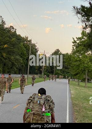 Les soldats de l'armée américaine qui assistent à la U.S. Army Aviation Center of Excellence, la U.S. Army Officer Academy — Eustis Advanced leaders course, effectuent une évaluation de mars de six miles, en évaluant leur endurance globale, à fort Eustis, en Virginie, le 17 juin 2021. Banque D'Images