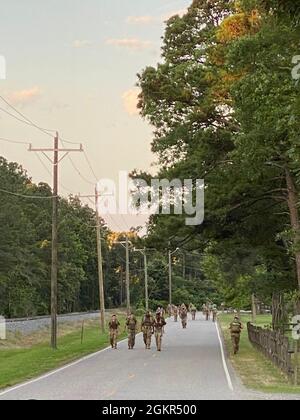 Les soldats de l'armée américaine qui assistent à la U.S. Army Aviation Center of Excellence, la U.S. Army Officer Academy — Eustis Advanced leaders course, effectuent une évaluation de mars de six miles, en évaluant leur endurance globale, à fort Eustis, en Virginie, le 17 juin 2021. Banque D'Images