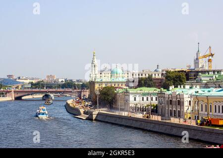 MOSCOU, RUSSIE - 10 AOÛT 2021 : navires de tourisme sur la rivière en toile de fond de la ville. Banque D'Images