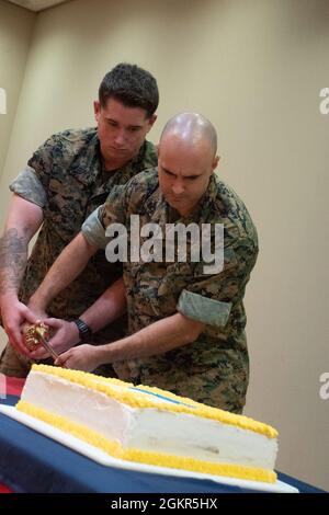 L'Hospitalman Liam Moran de la Marine américaine, à gauche, et l'hôpital Corpsman de 1ère classe Robert Auman, le plus jeune et le plus ancien corpmen de l'installation, a coupé le gâteau à l'hôpital Corpsman 123e anniversaire de la cérémonie, juin 17, Combined Arms Training Center Camp Fuji, Japon. La tradition du plus jeune et du plus ancien corpman qui coupe le gâteau symbolise le travail d'équipe et le passage de l'expérience et de la connaissance. Banque D'Images