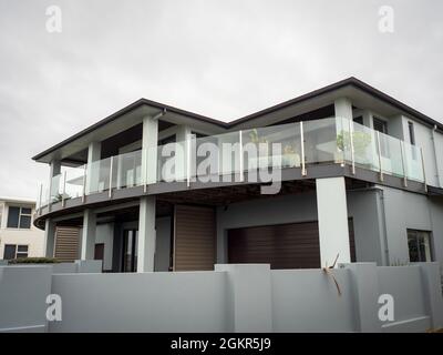 AUCKLAND, NOUVELLE-ZÉLANDE - 07 juillet 2021 : une maison moderne au bord de l'eau à Bucklands Beach à Auckland, Nouvelle-Zélande, un jour sombre Banque D'Images